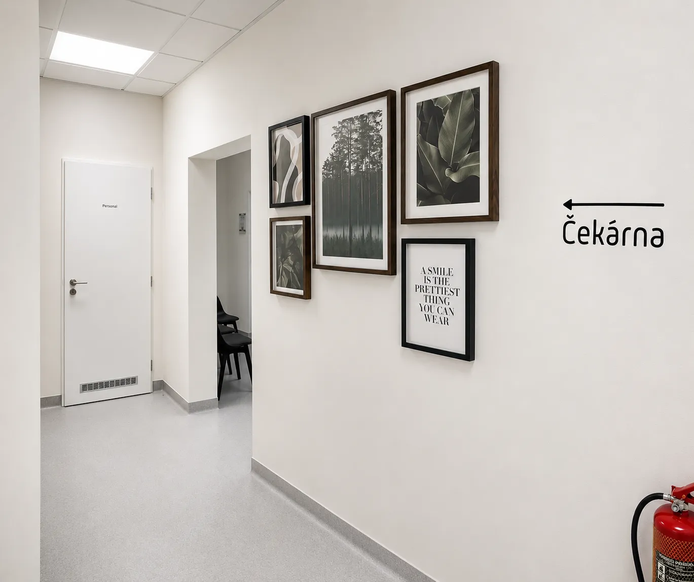 Chodba ordinace s galerií obrazů a navigací k čekárně