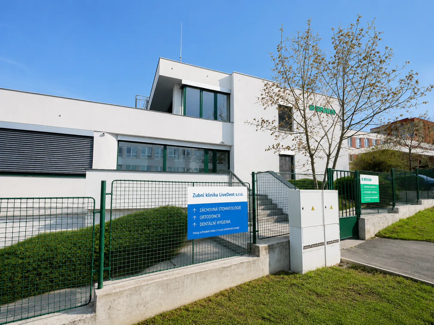 Vchod do Zubní kliniky LiveDent v budově B. Braun, Praha 4